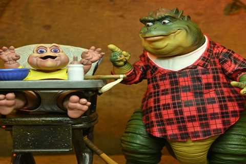 Dinosaurs – Earl Sinclair and Baby Sinclair Figures by NECA